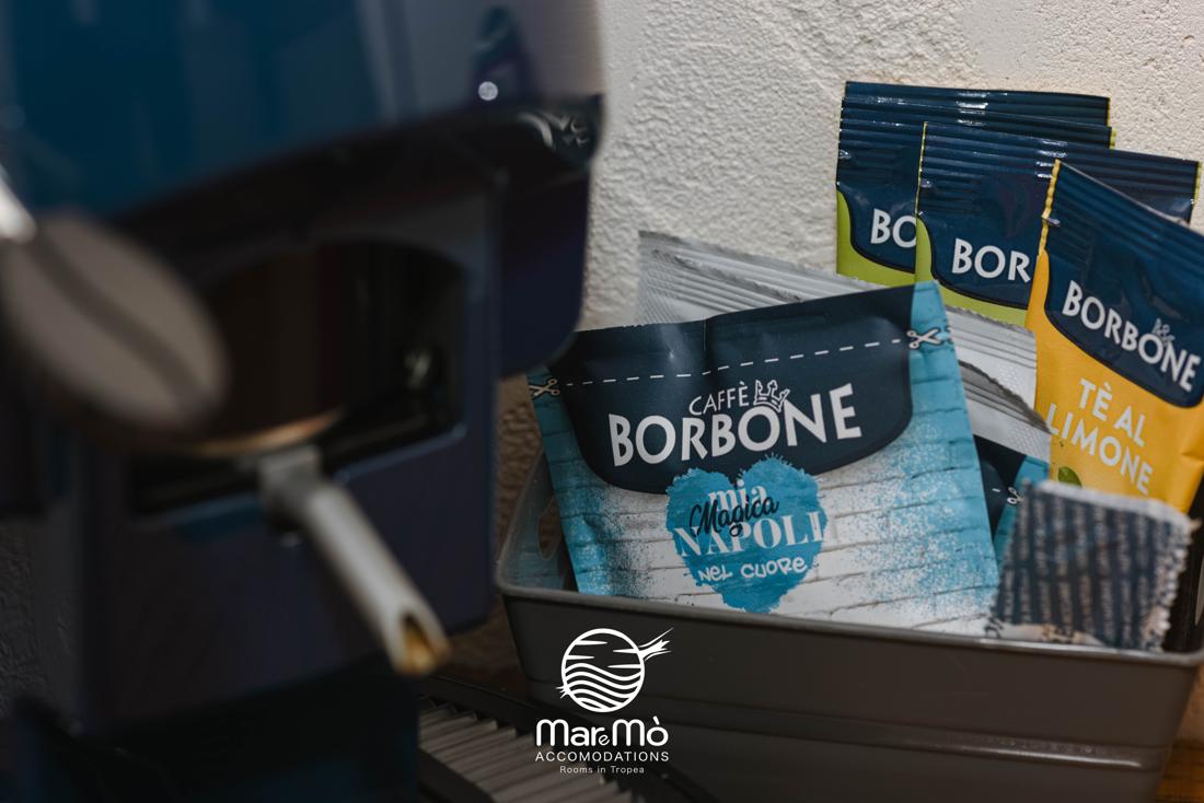 Cialde di caffè Borbone e macchina del caffè in camera