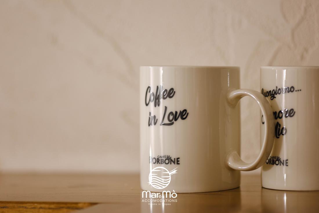 Tazze da caffè su piano in legno
